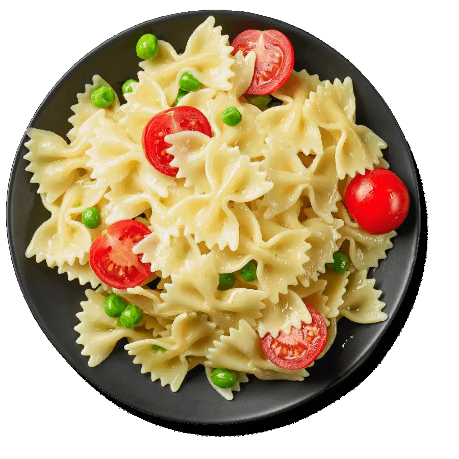 Plato de pasta con guisantes y tomates.	